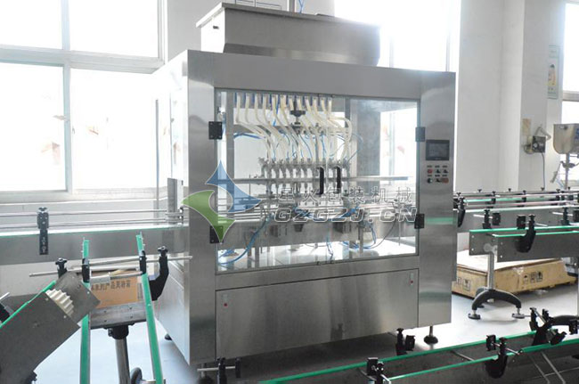 全自動(dòng)車用尿素灌裝機(jī)整機(jī)展示